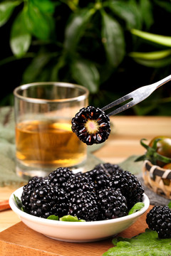 叉子叉着黑树莓