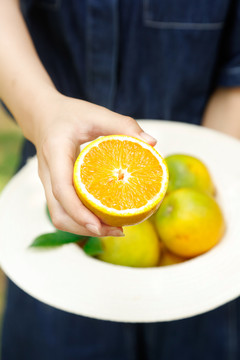 帽子里装着夏橙