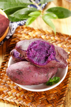 盘子里装着紫蜜薯