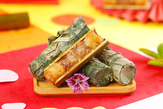 盘子里的竹筒肉粽
