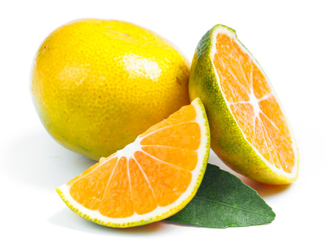 切开的新鲜蜜橘放在白底上