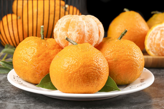 盘子里装着丑橘子