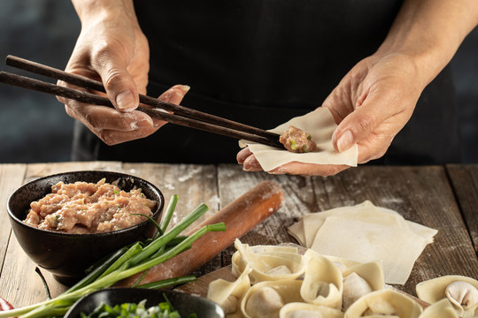 中国传统美食馄饨制作