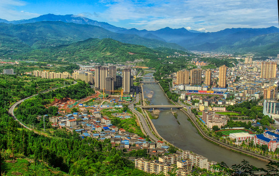 荥经县城全景