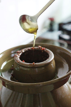 四川传统豆瓣制作过程添香油