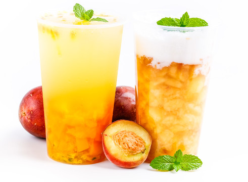 杯子里装着桃子汁和芒果果汁