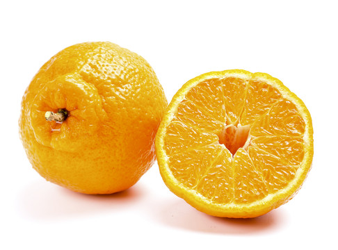 切开的四川丑橘放在白底上