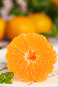 碟子里装着椪柑橘