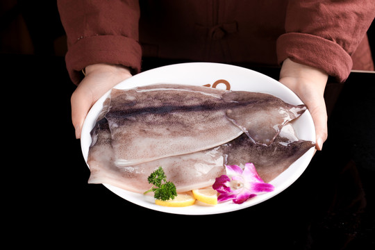 手里拿著鮮魷魚