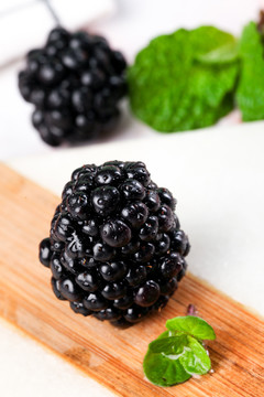石板上的黑莓鲜果