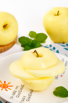 盘子里装着黄香蕉苹果