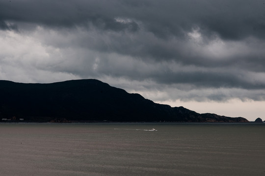 海岛暴风雨来临