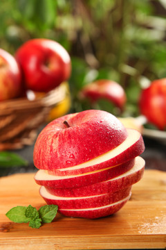 木板上放着新鲜苹果