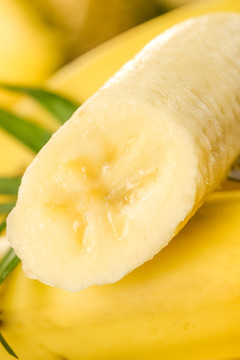 浅底上的黄皮香蕉
