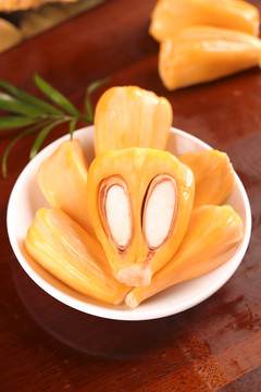 盤子里裝著紅心菠蘿蜜