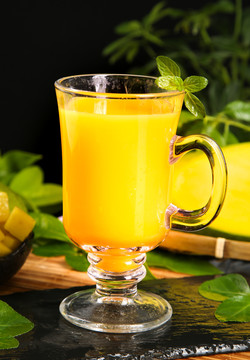 杯子里装着芒果的果汁
