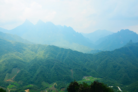 崇山峻岭