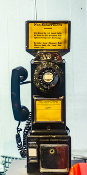 老式拨盘电话机