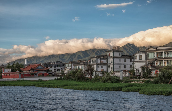 远山下的海边村落