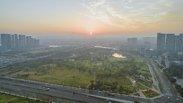 成都天府大道旁的城市建筑