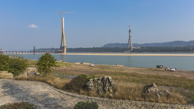 四川宜宾南溪区建设中的长江大桥