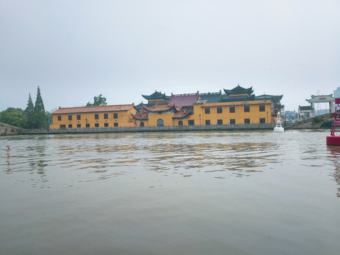 运河边庙宇