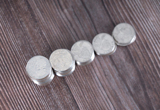 俯视桌子上一排递减的美元硬币