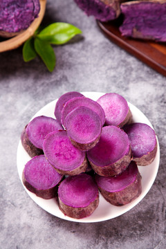 石板上放着一盘切开的紫薯