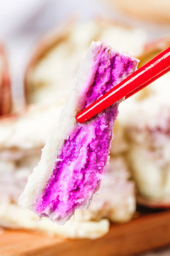 筷子夹着冰淇凌红薯果肉