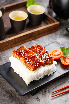 盘子里装着鳗鱼饭