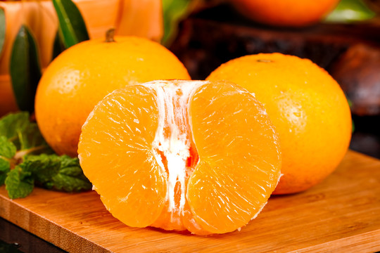 木板上摆放着柑橘