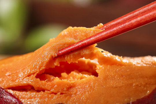 筷子上的红蜜薯