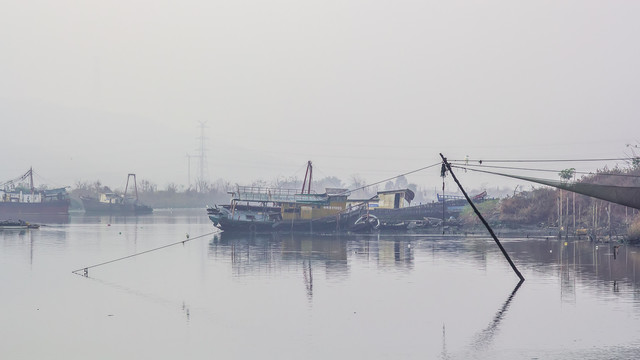 江边雾景