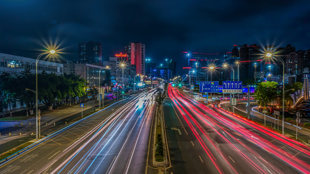 街道夜景流光溢彩