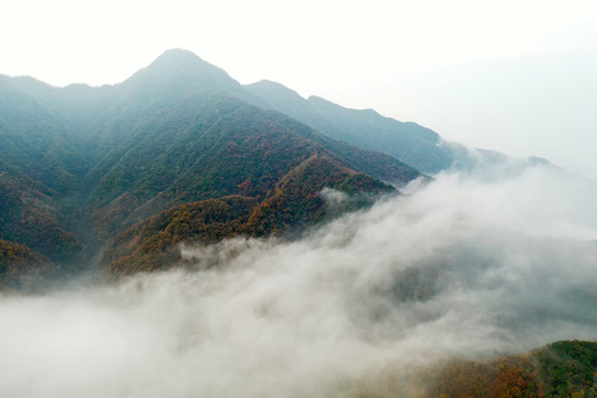 山峦云层风光