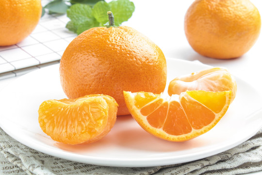 盘子里装着柑橘