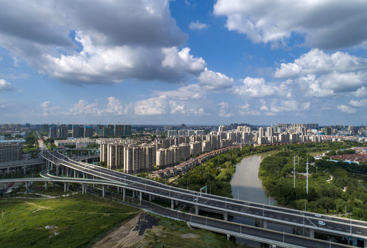 江苏淮安蓝天白云下的运河城市