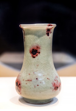 元代龙泉窑青釉铜红斑彩瓷瓶