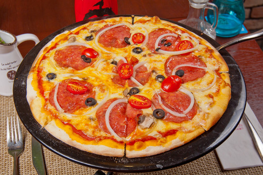番茄香肠芝士披萨