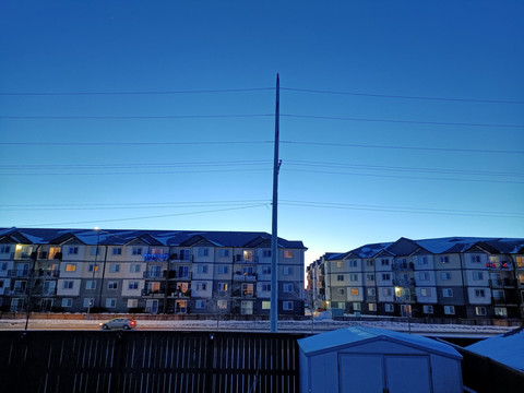 公寓楼与夕阳下的蓝天
