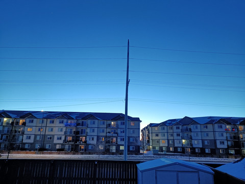 公寓楼与夕阳下的蓝天