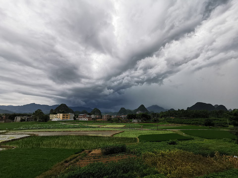 暴风雨前的天空