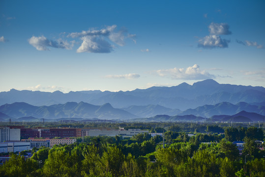 天空云彩远山