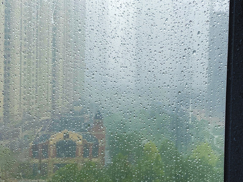 下雨天玻璃窗上的水珠