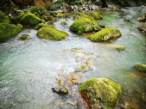 小河流水