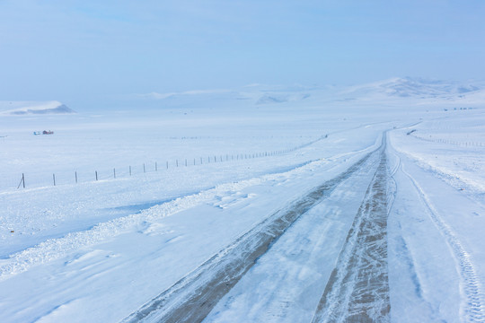 冬季草原雪原公路车辙