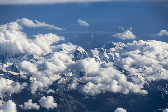 航拍天山博格达峰