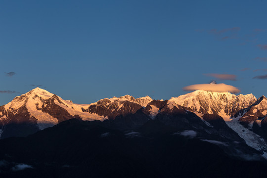 梅里雪山日照金山