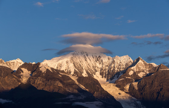 梅里雪山日照金山