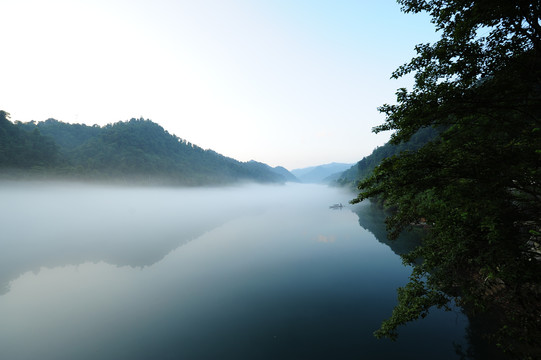 雾漫小东江